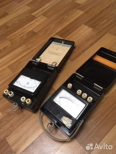 Старые измерительные приборы (вольтметр и омметр)