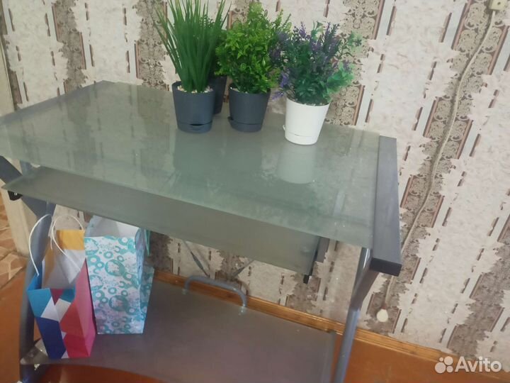 Компьютерный стол стеклянный