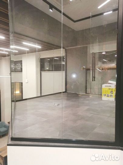 Стеклянная перегородка для зонирования