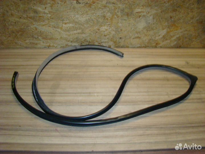 Уплотнитель проема левый передний Toyota land crui