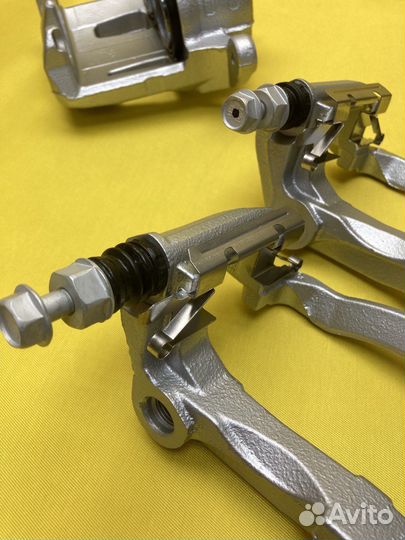 Nissan Serena тормозной суппорт