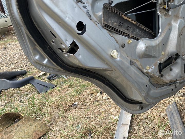 Задняя левая дверь Mitsubishi Carisma седан