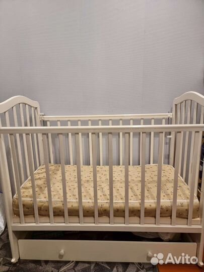 Детская кроватка с маятником и ящиком