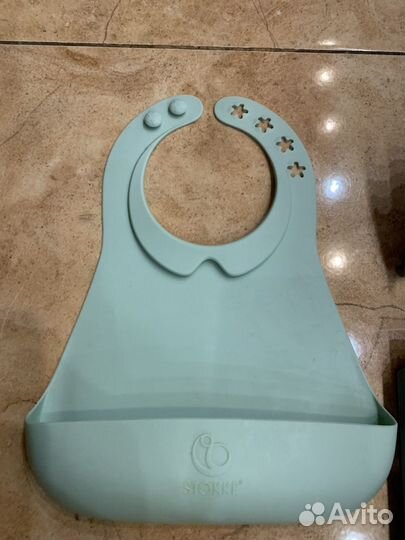 Столик, ремни, тарелка, слюнявчик stokke