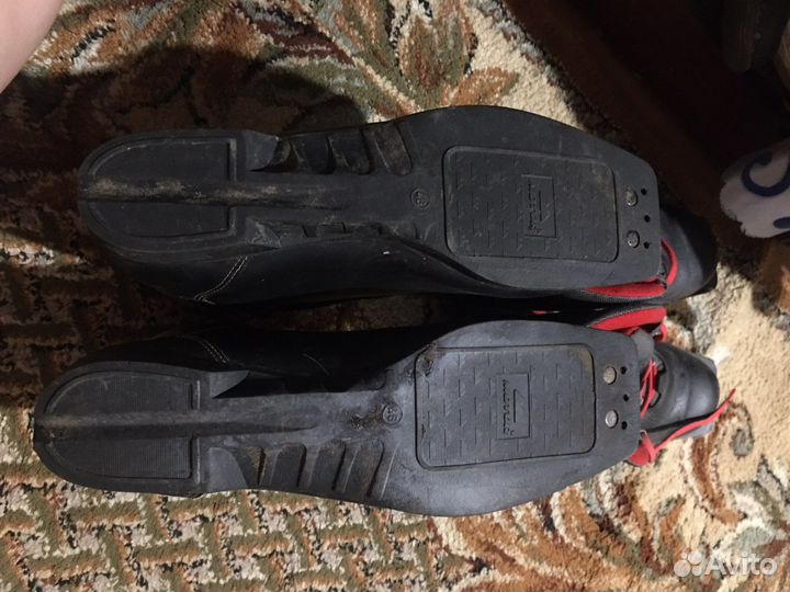 Лыжные ботинки и лыжи