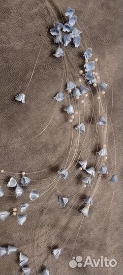 Фата голубая и цветы для прически