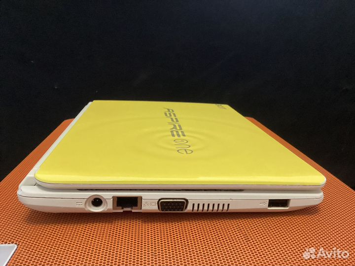 Ноутбук в желто-белом корпусе