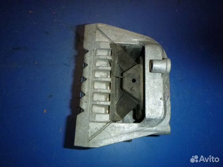 Опора двигателя правая audi A3 8PA 2004