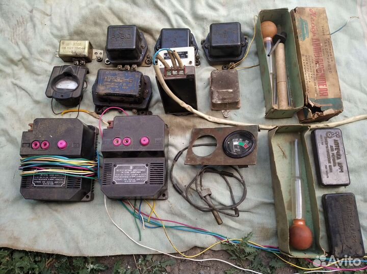 Остатки ретро автозапчастей