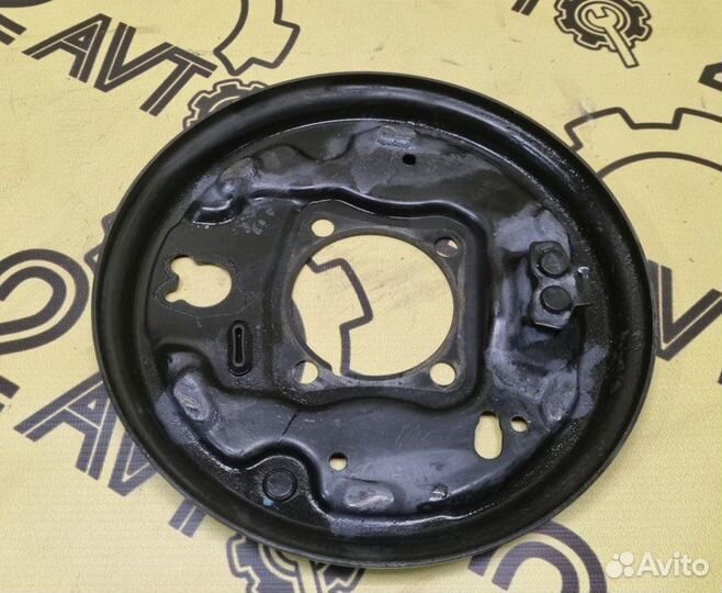 Щиток тормозного механизма задний левый Toyota