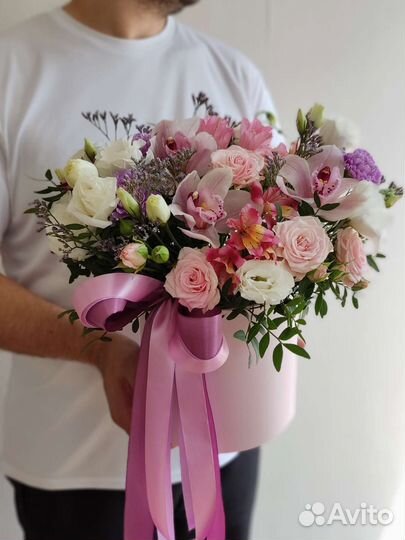 Коробка с орхидеями, эустомой и розами