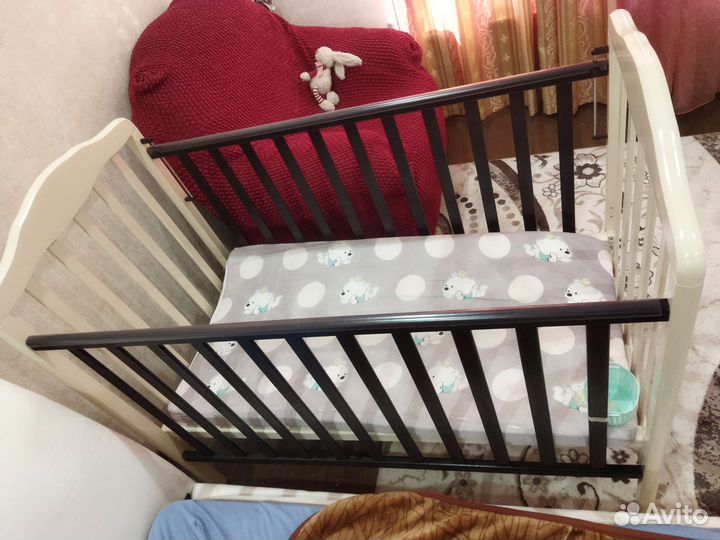 Детская кроватка с маятником