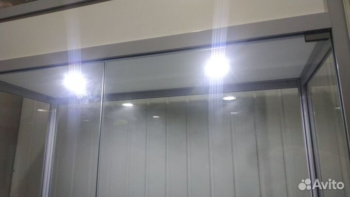 Шкаф стеклянный