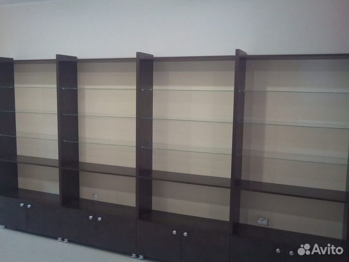 Стеллажи со стеклянными полками и прилавки