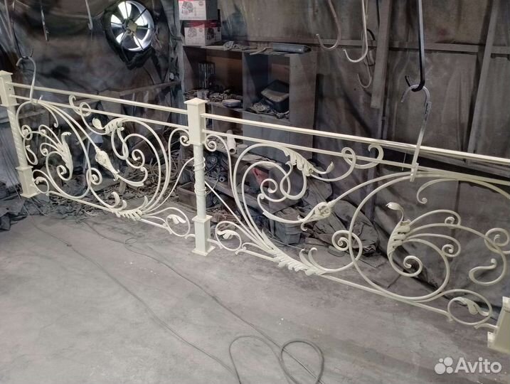 Кованые перила для лестницы из металлокаркаса