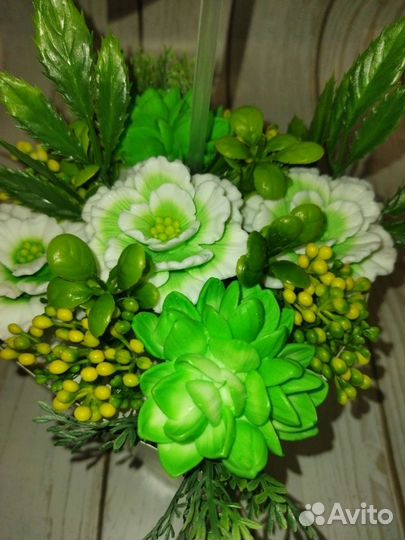 Воздушный шар с корзиной цветов, сладостей