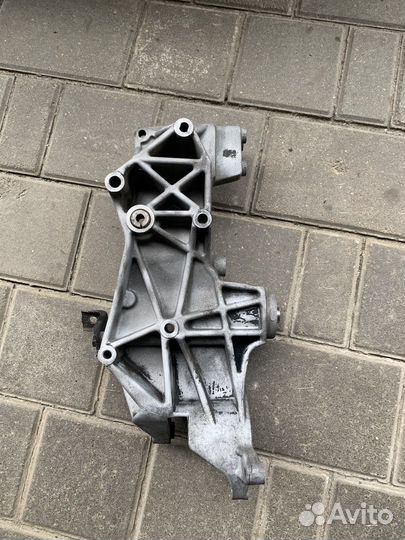 Кронштейн генератора Фольксваген Пассат Б5