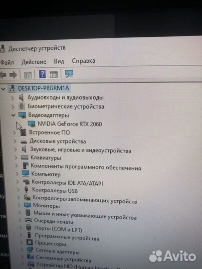 Игровой компьютер с монитором и клавиатурой