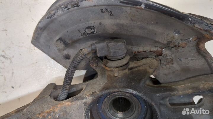 Ступица (кулак, цапфа) левая передняя Volkswagen Passat 5