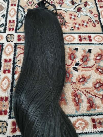 Волосы на заколках черные