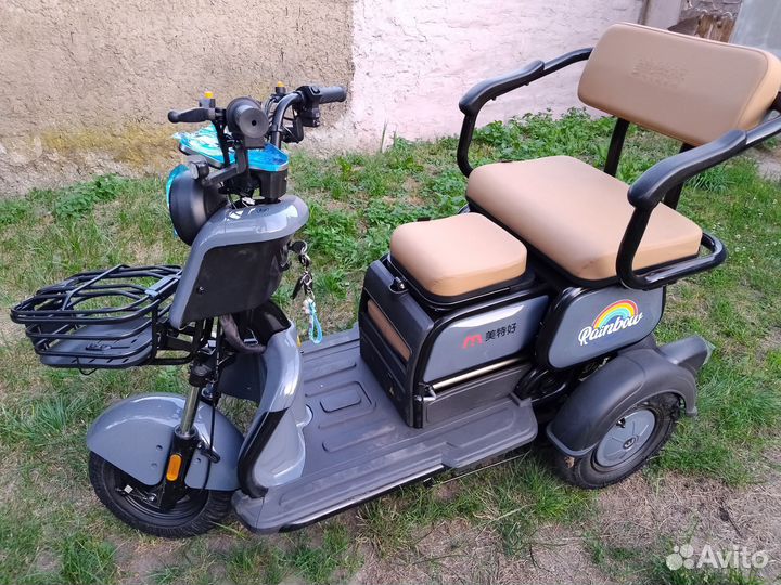 Электроскутер трёхколёсный, трицикл