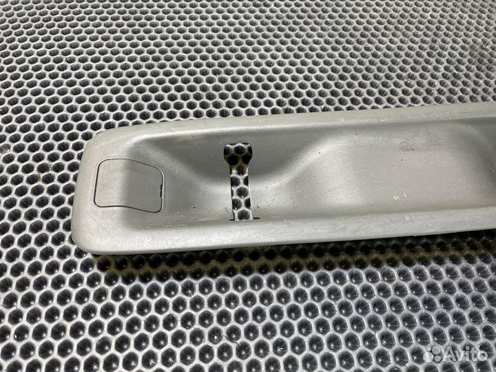 Крышка петли сиденья Toyota Land Cruiser Prado