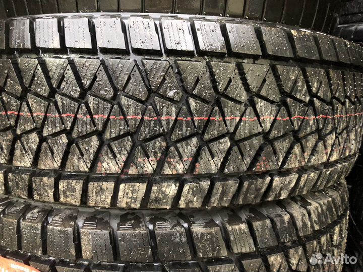 Bridgestone Blizzak DM-V2 215/70 R17
