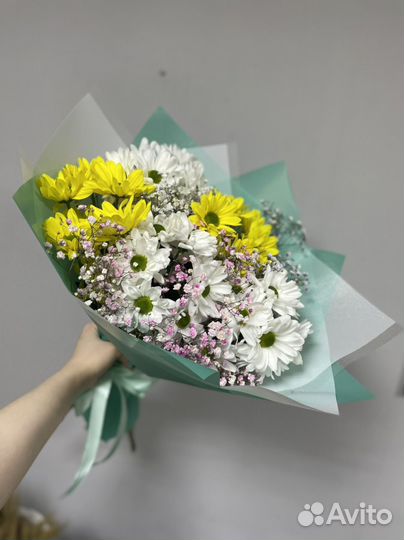 Букет из кустовой хризантемы и гипсофилы