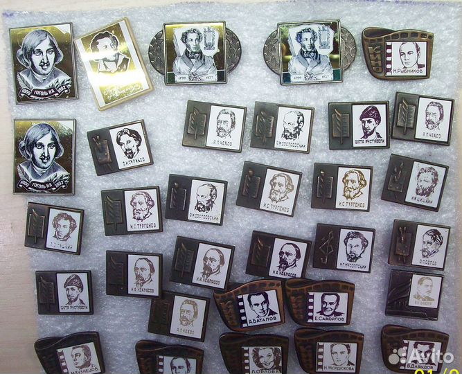 Продам стеклянные значки СССР