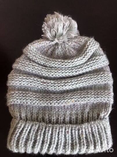 Шапки много