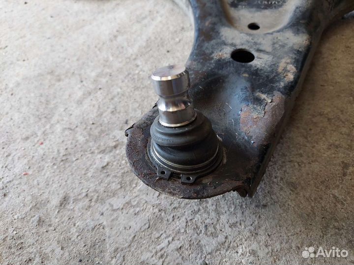 Левый передний нижний рычаг