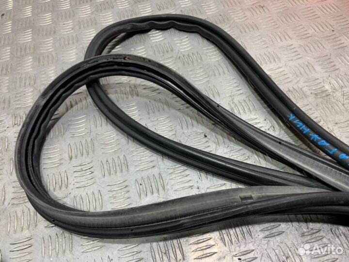 Уплотнитель двери багажника Lexus Rx350