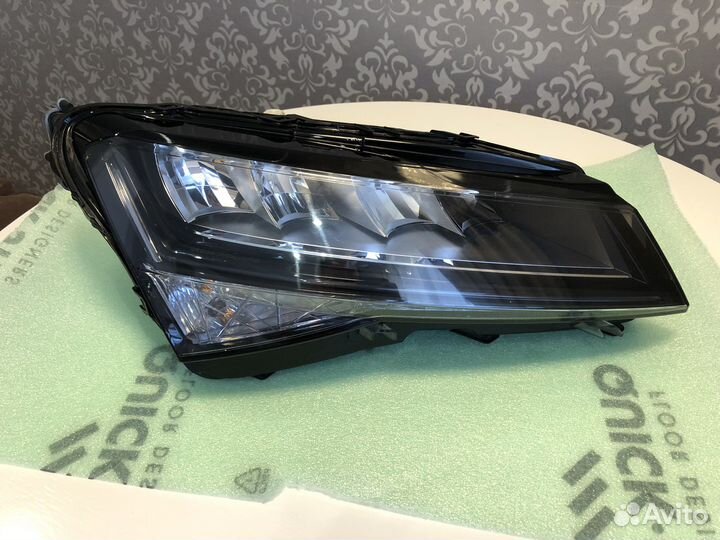 Фара светодиодная правая Skoda Superb 3