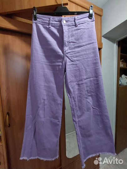 Укороченные широкие джинсы с высокой посадкой