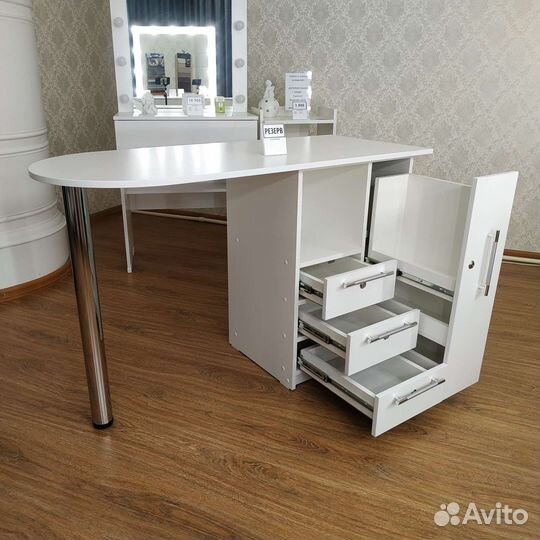 Маникюрный столик