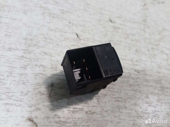 Кнопка стеклоподъемника Volkswagen Passat B5+