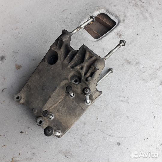 Кронштейн компрессор кондиционера Форд Фокус 2