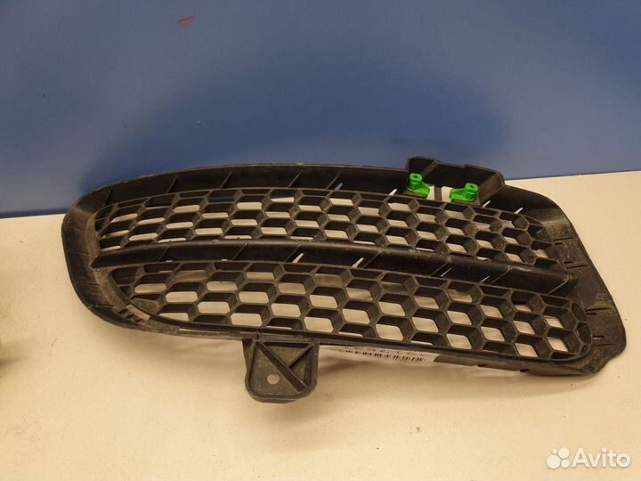 Решетка в передний бампер правая Volkswagen Touare