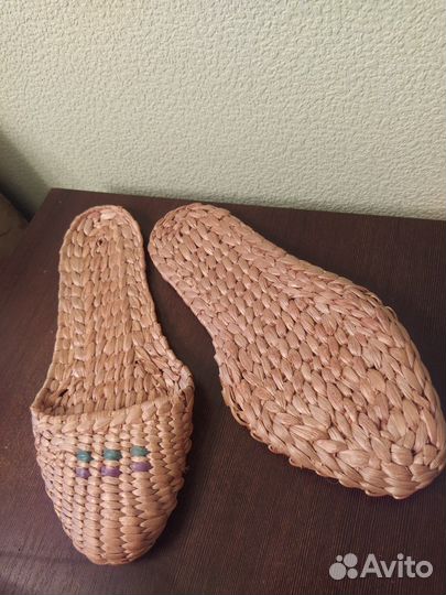 Три ветки цветов циннии Лапти старинные