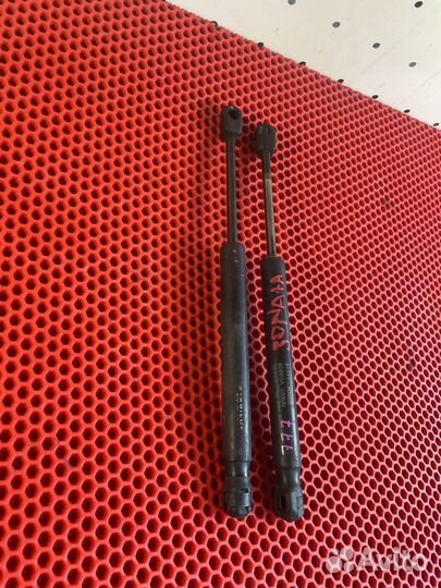 Амортизатор крышки багажника Hyundai Sonata 4 EF