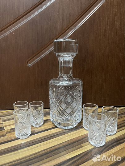 Хрустальный графин с рюмками