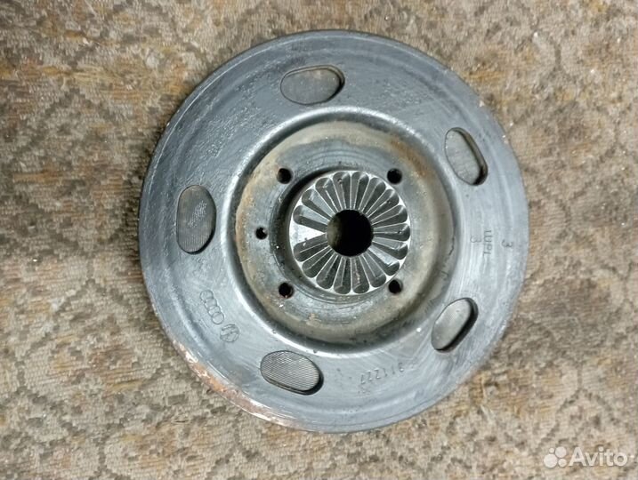 Шкив коленвала на Фольксваген Пассат 2013 года