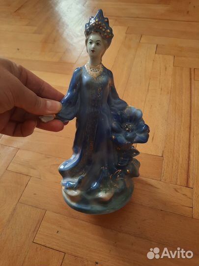 Фарфоровая статуэтка