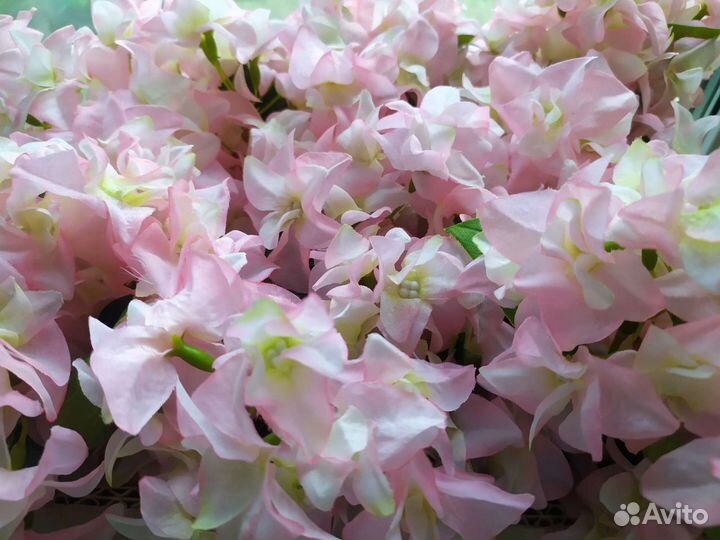 Цветы искусственные и вазочки