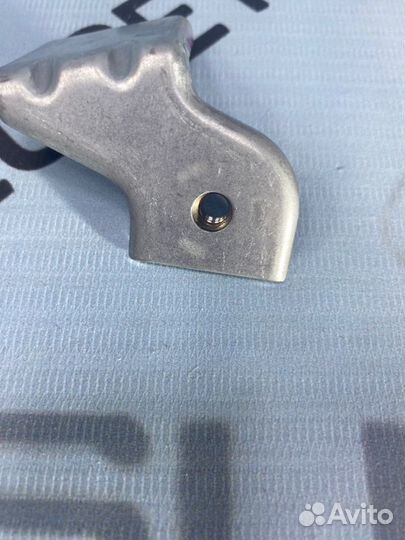 Кронштейн крепление крыла правый Chevrolet Cobalt