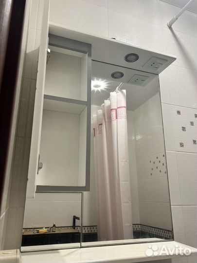 Полка с зеркалом в ванной