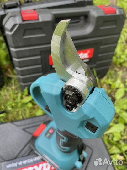 Аккумуляторный кабелерез Makita