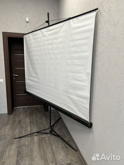 Экран для проектора рулонный на штативе