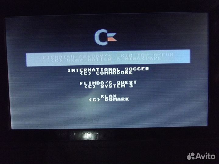 Игровая приставка Commodore 64