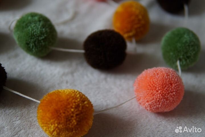 Гирлянда из помпонов для детской комнаты